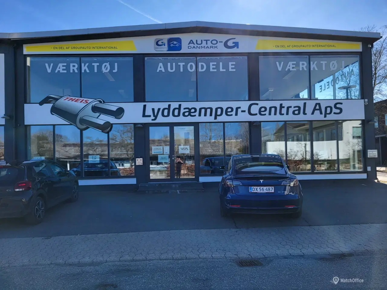 Billede 1 - Flot og funktionelt højloftet lejemål med stor synlighed – ideelt til showroom. butik og lager
