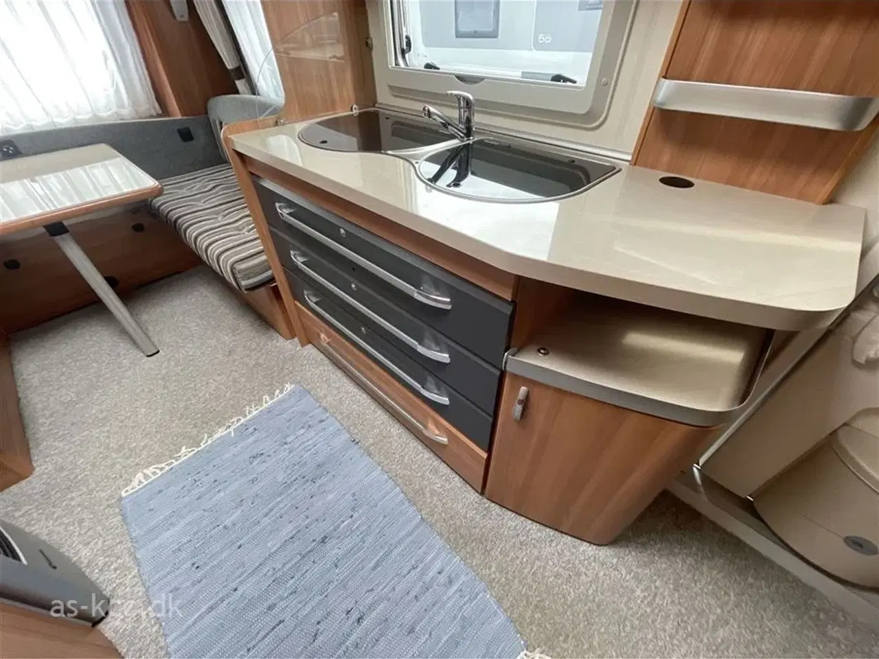 Billede 9 - 2011 - Hobby De Luxe 420 KB   Hobby De Luxe 420 KB årg. 2011 Lufttelt, Mover, Næsten Nye dæk.. 4 siddepladser, 4 sovepladser.