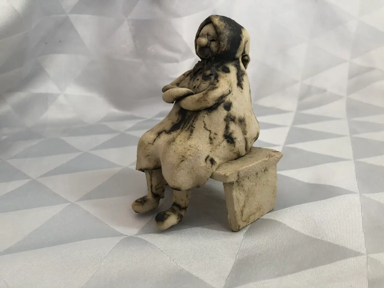 Billede 6 - Keramik figur dame på bænk, Kirsten Hørsman