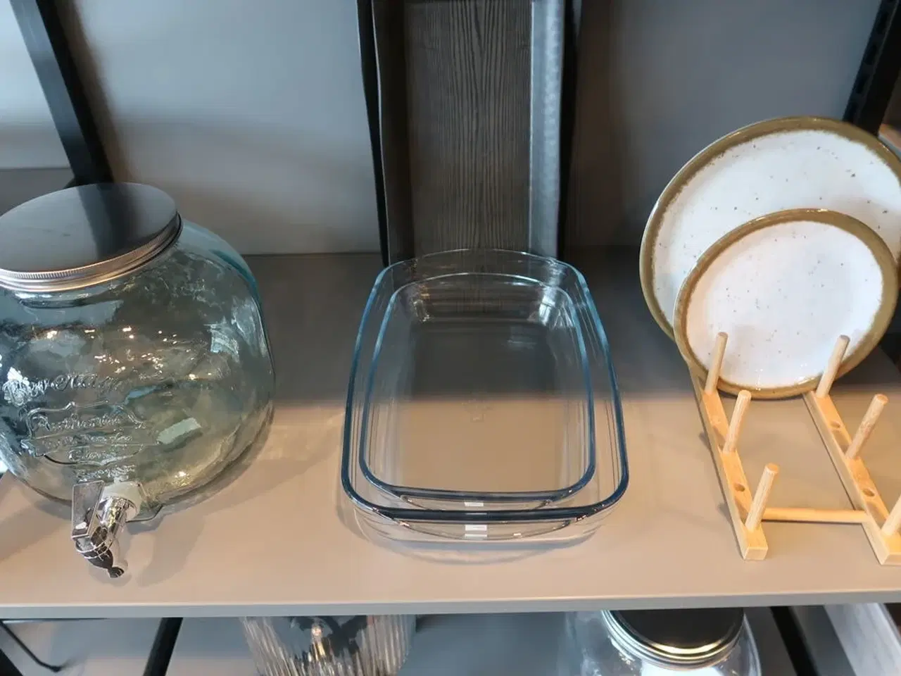 Billede 2 - Dispensere med taphane, tallerkener og fade
