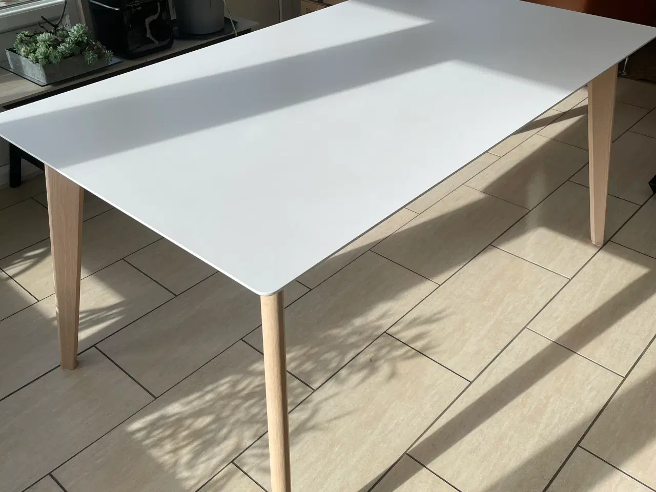 Billede 3 - Spisebord hvid laminat