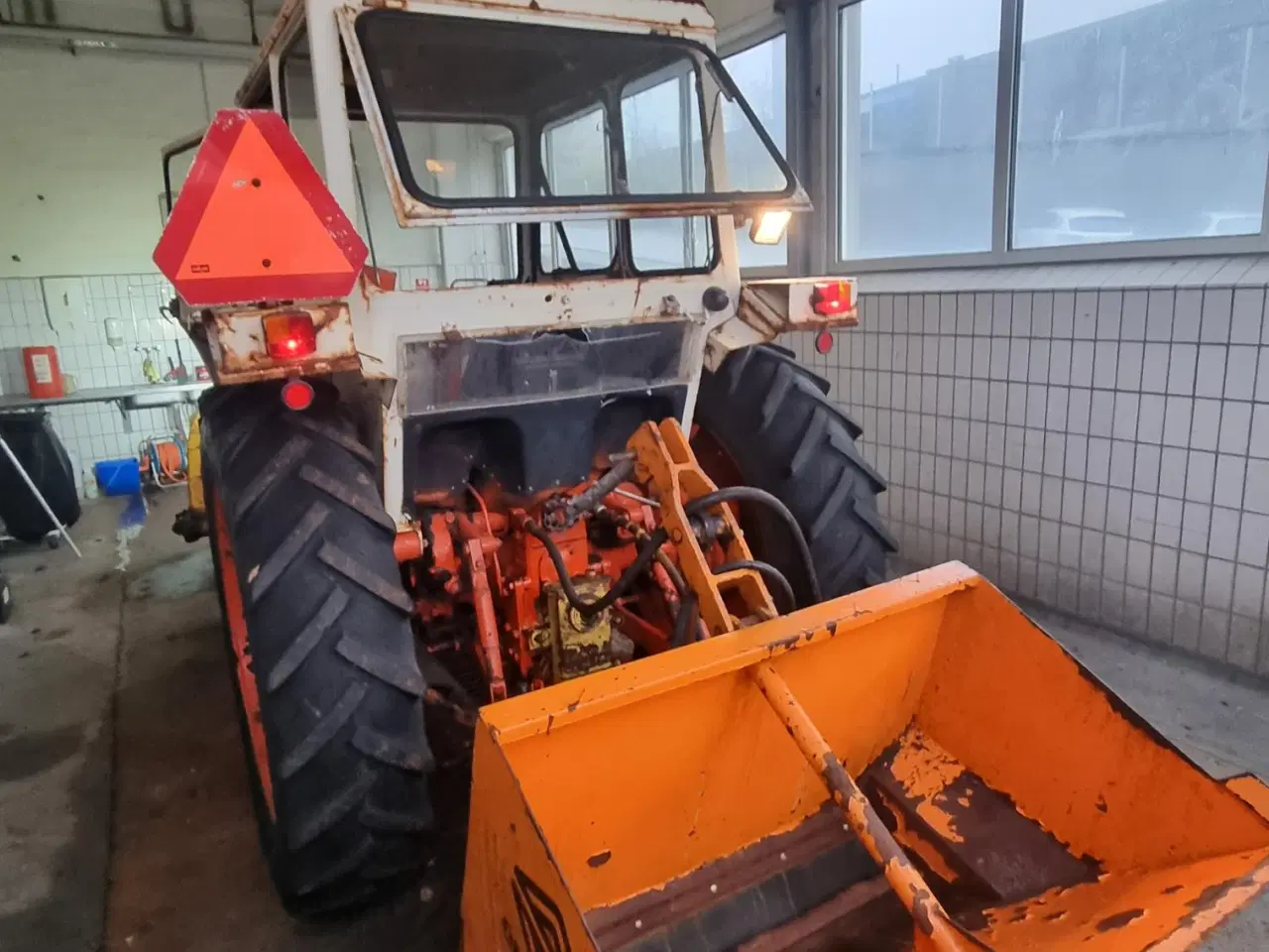 Billede 2 - Traktor med kost og saltspreder