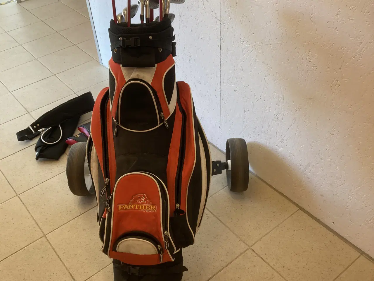 Billede 4 - Komplet Golfsæt vogn,køll/jern fakt som nyt.