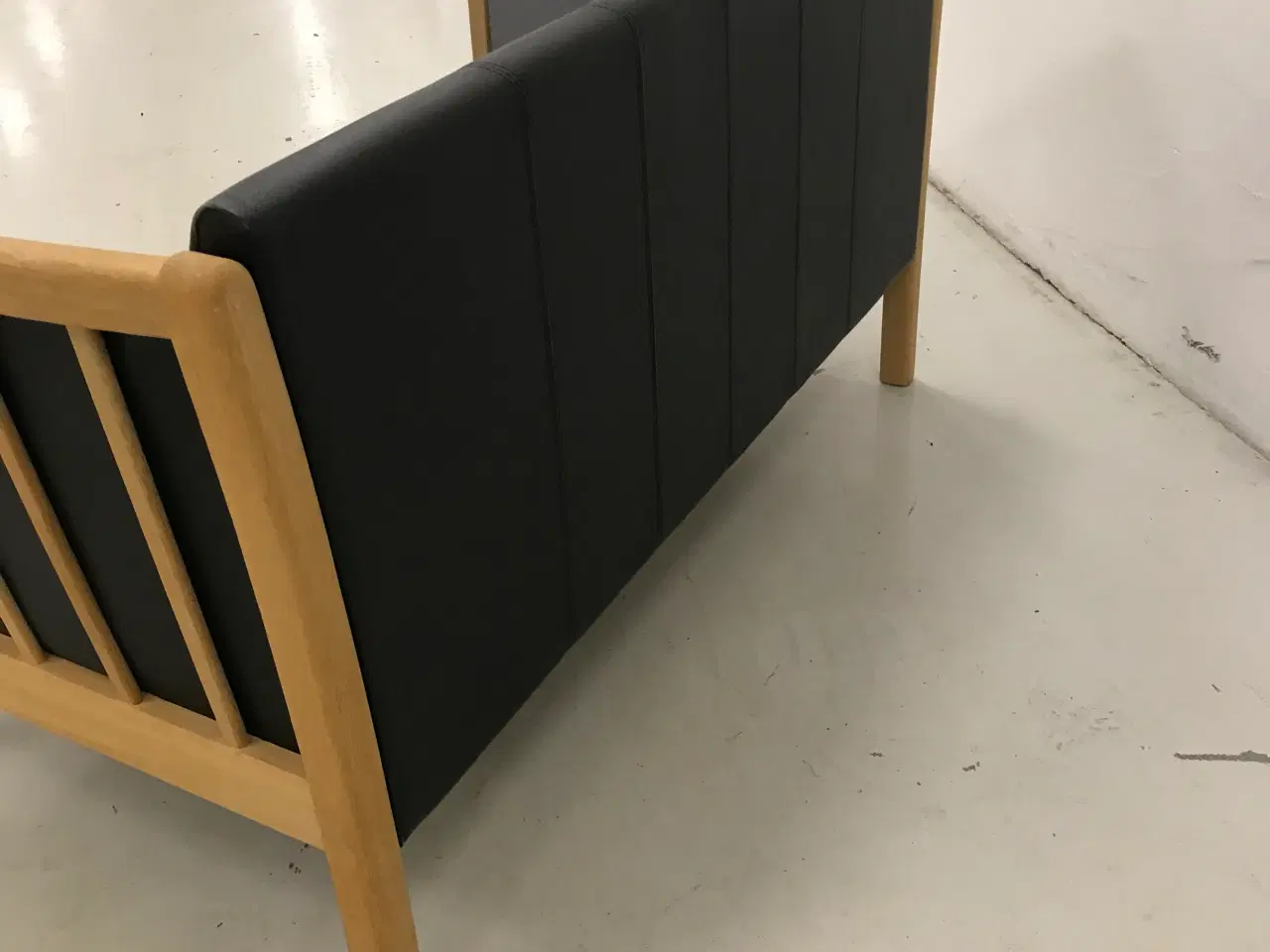 Billede 7 - 2 Pers.Sofa i sort anilin læder/tremmegavl i Eg.