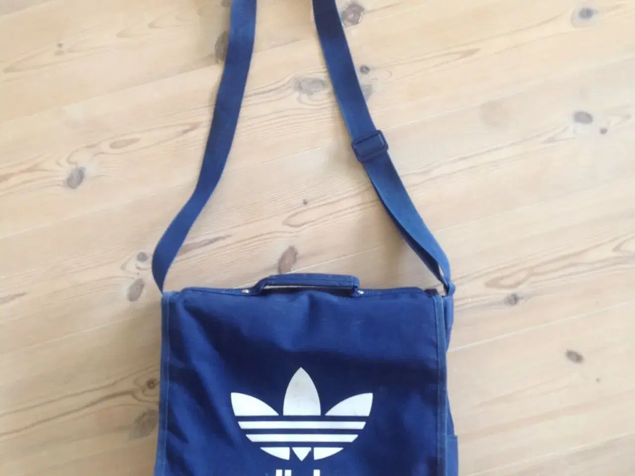Billede 2 - Adidas skuldre taske blå sælges