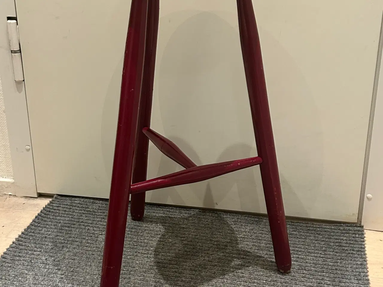 Billede 4 - Vintage rød barstol skammel i træ – 69 cm