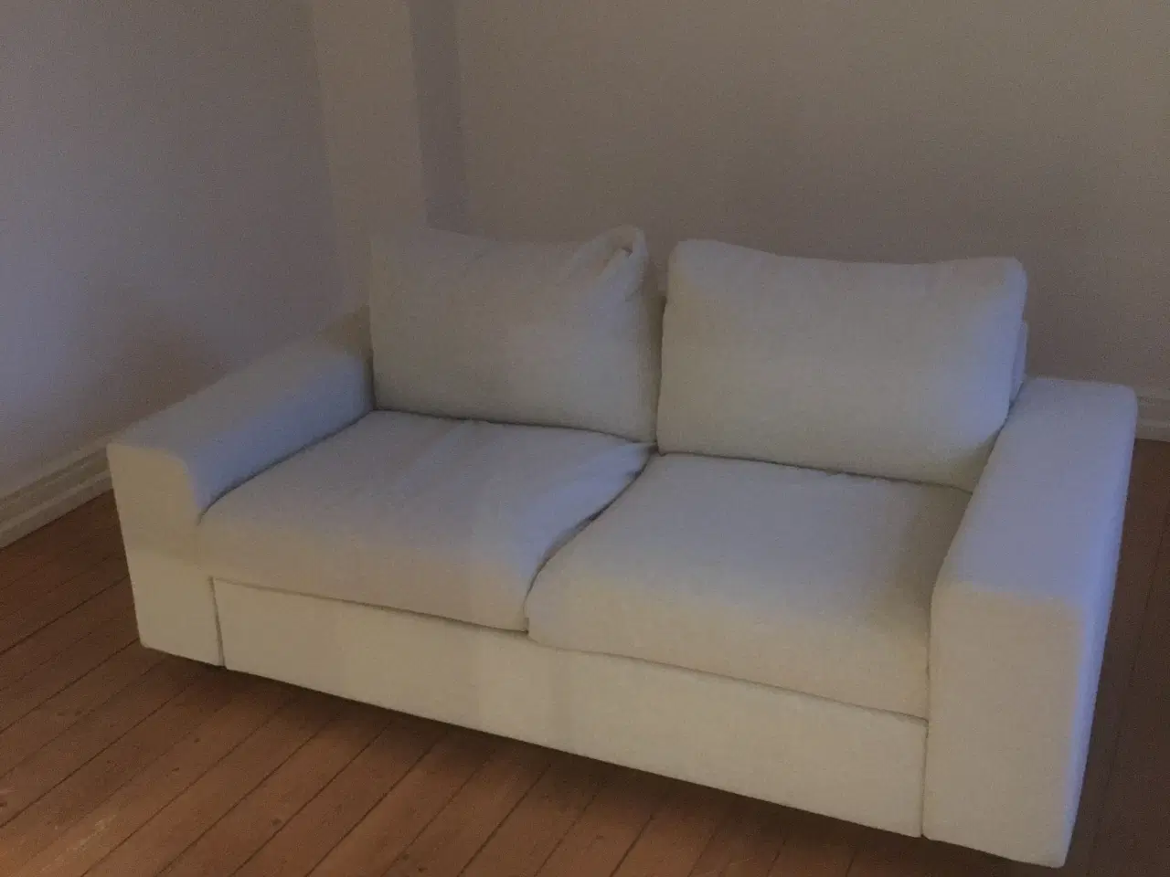 Billede 1 - 2 persons sofa Hvid stof giv et bud 