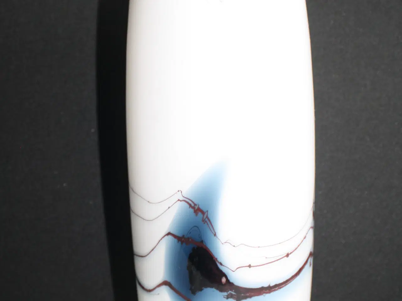 Billede 2 - Atlantis vase, opalhvid med blålig dekoration