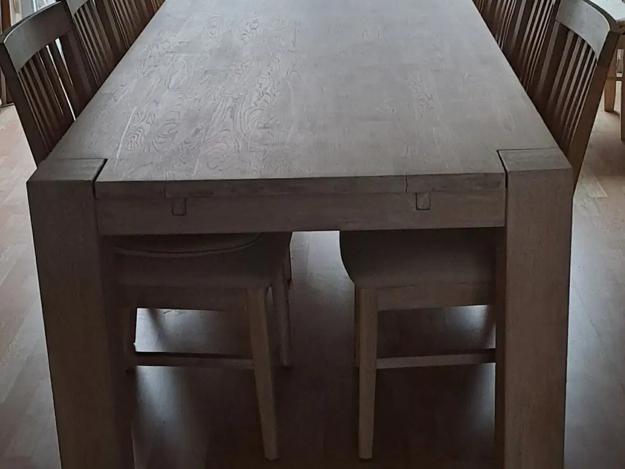 Billede 2 - Robust spisebord i massivt egetræ m/8 stole