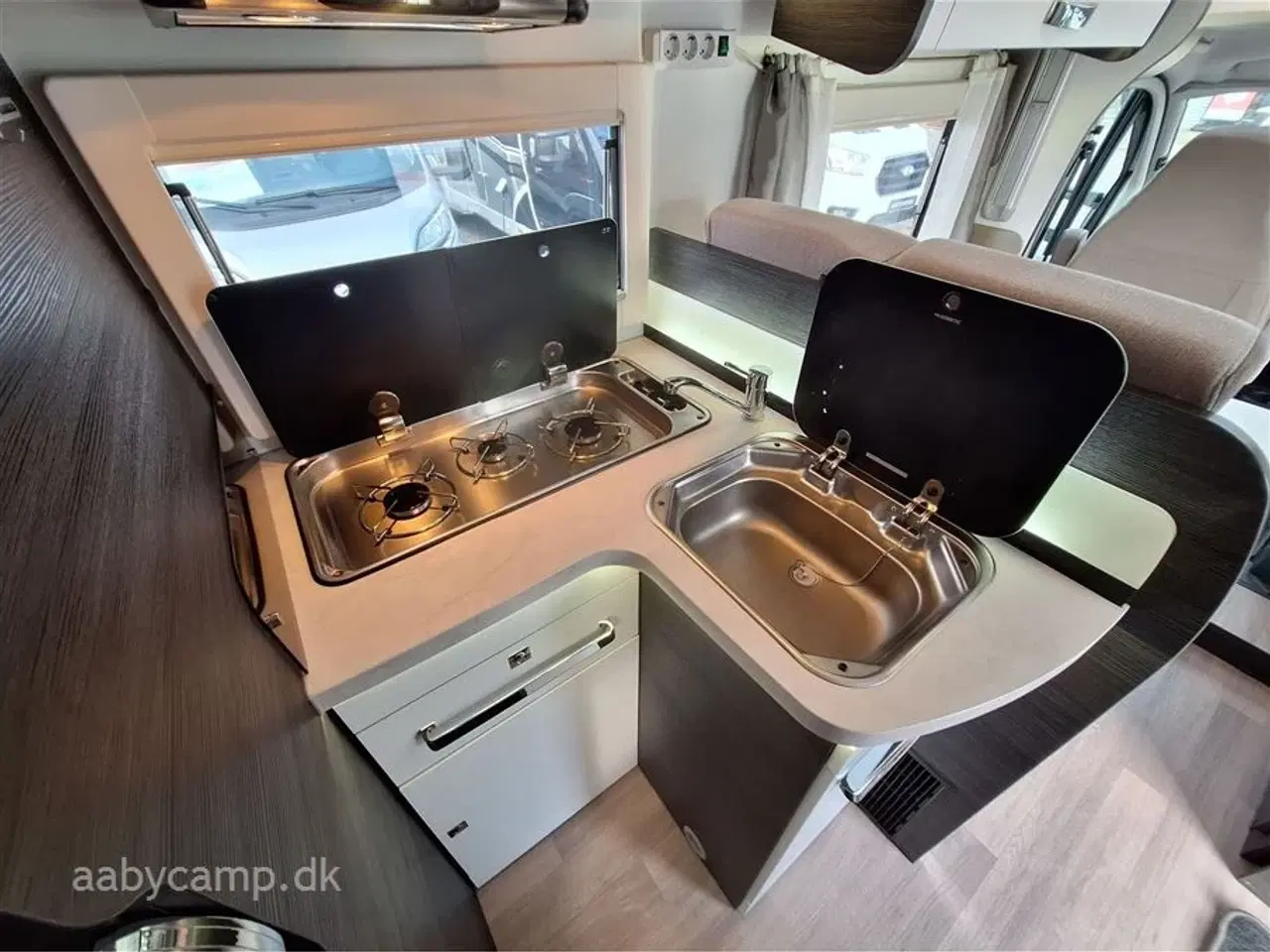 Billede 11 - 2020 - Benimar Mileo 296   QUEENSBED.SOLCELLER.INVERTER.A/C.STØTTEBEN.UDV. GASUDTAG.TV SAMT SOUNDBAR. UNDERVOGNSBEHANDLET. 5 SELEPLADSER