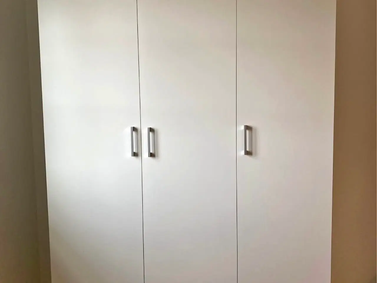 Billede 1 - Jysk Garderobeskab med skuffer, hylder og tøjbøjle