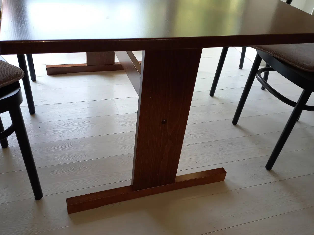 Billede 3 - Spisebord evt. med 6 stole