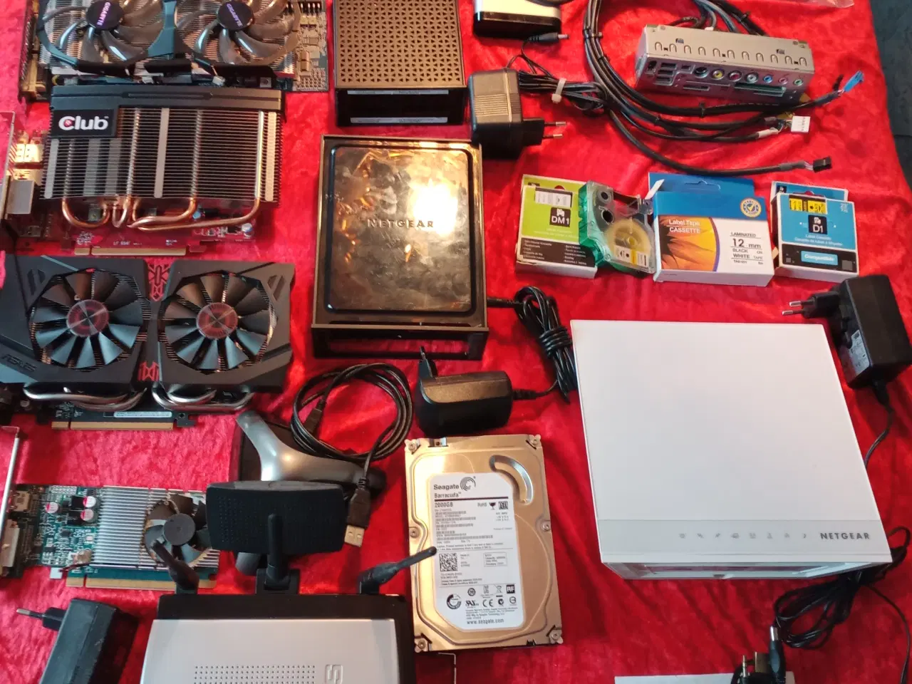 Billede 1 - kæmpe rode bunke af hardware og kabler