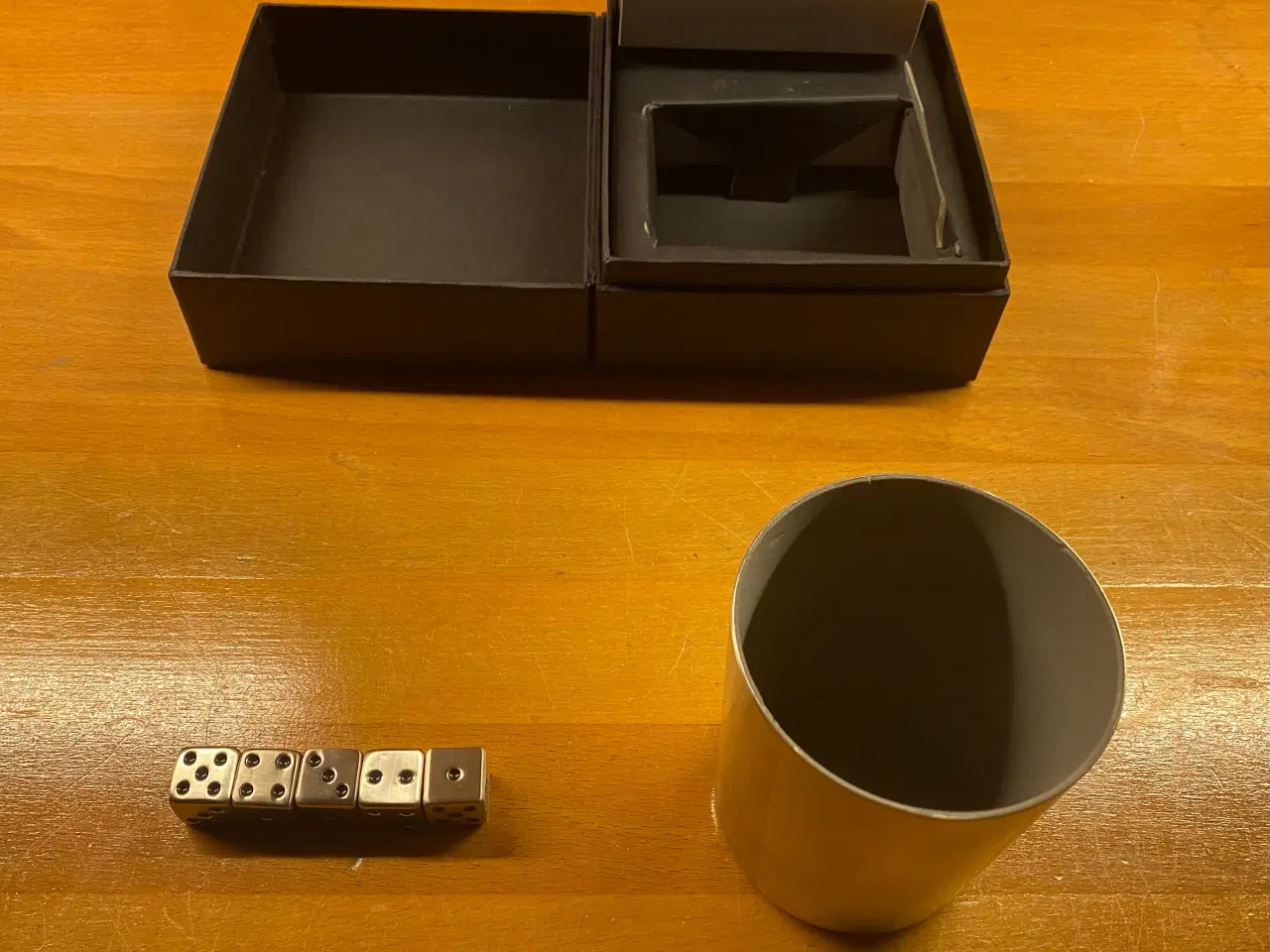Billede 1 - Raflebæger stål, filt 5 terninger-sølvgrå kr. 25,-