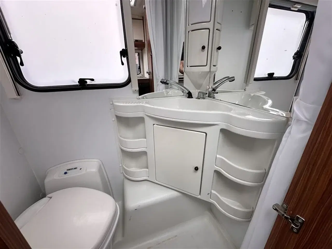 Billede 11 - 2014 - Adria Adora 563 PU   Fritstående queen seng