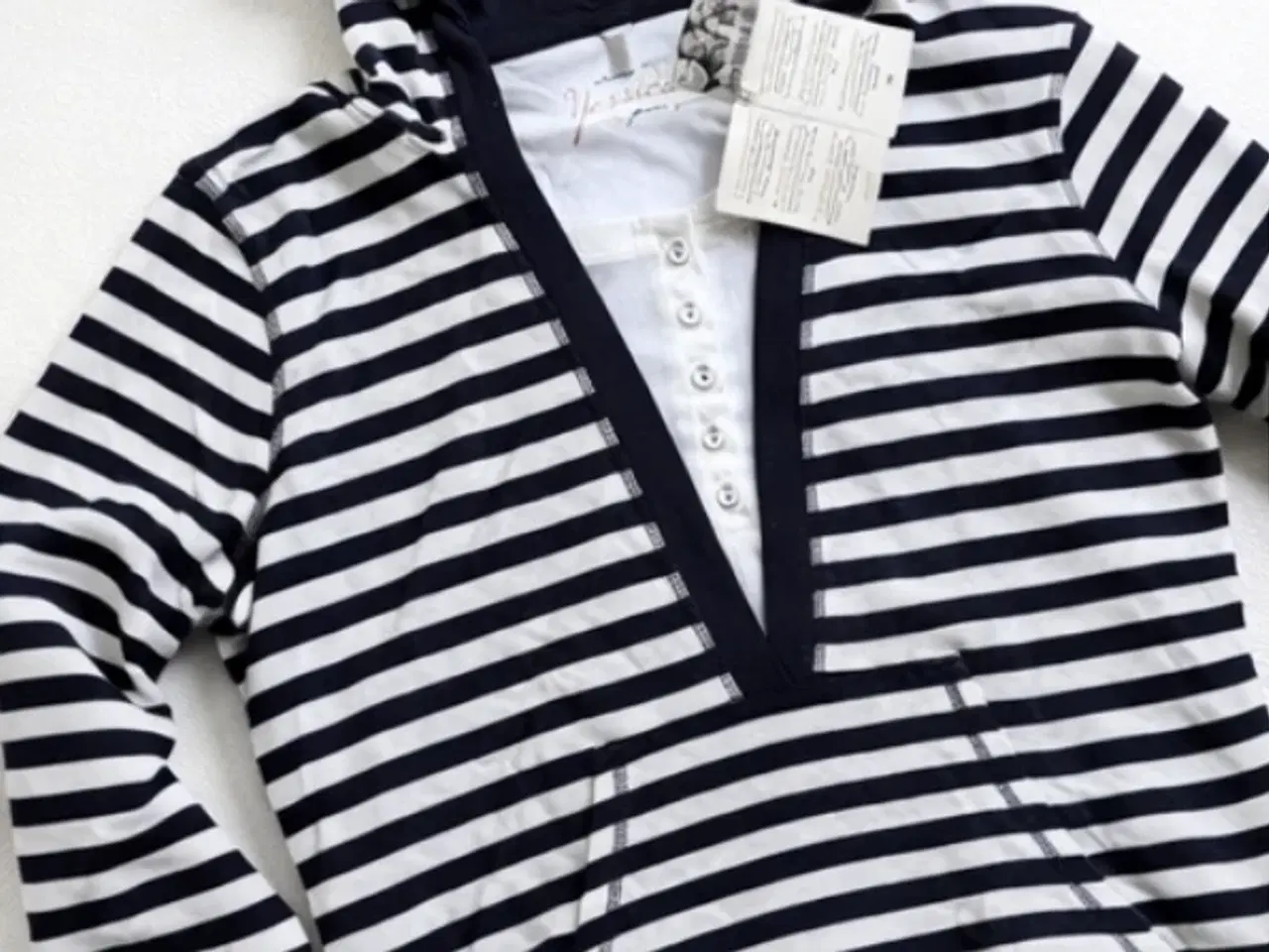 Billede 2 - Bluse med striber og hætte