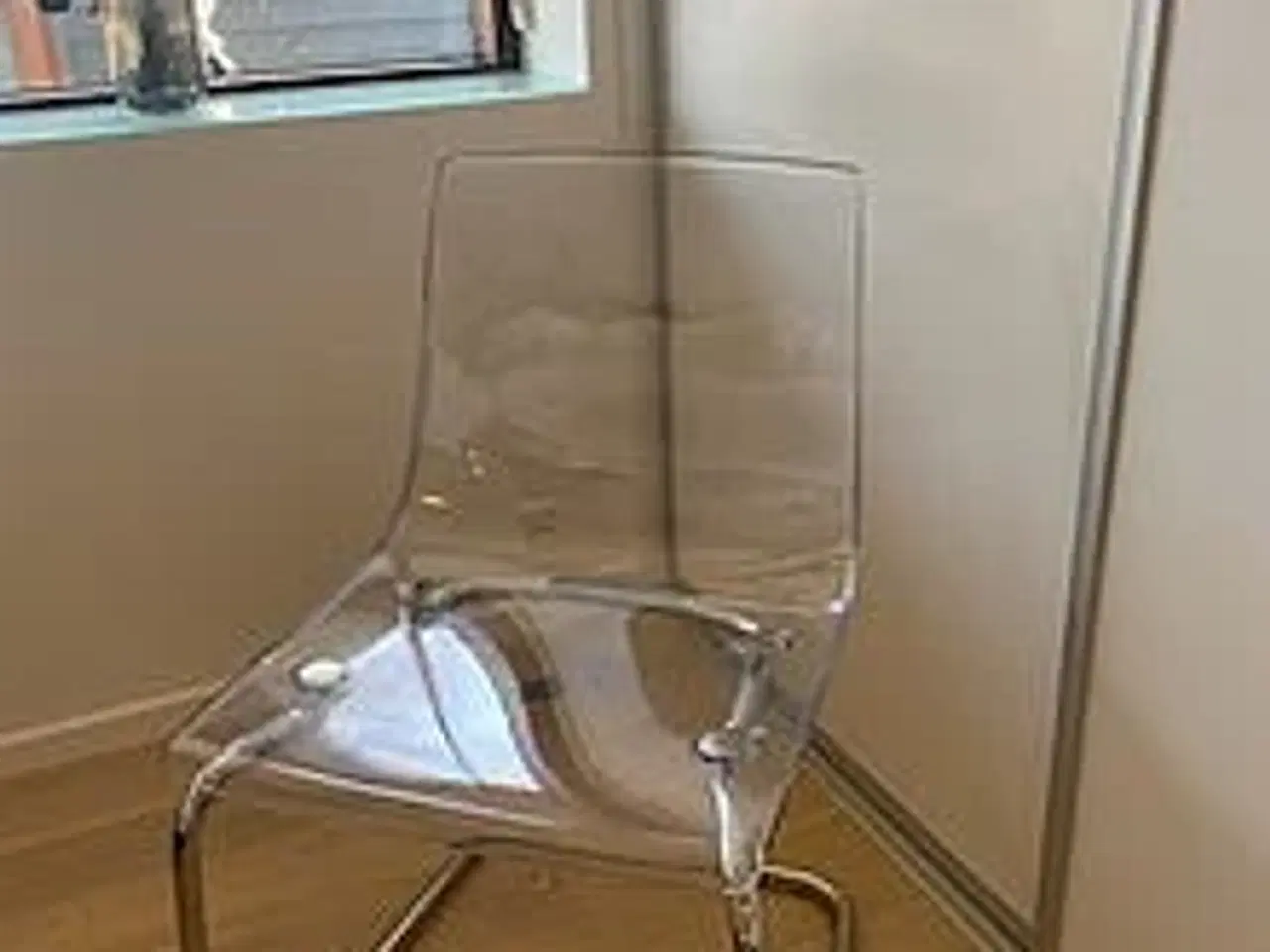 Billede 4 - Stol i transparent plast IKEA