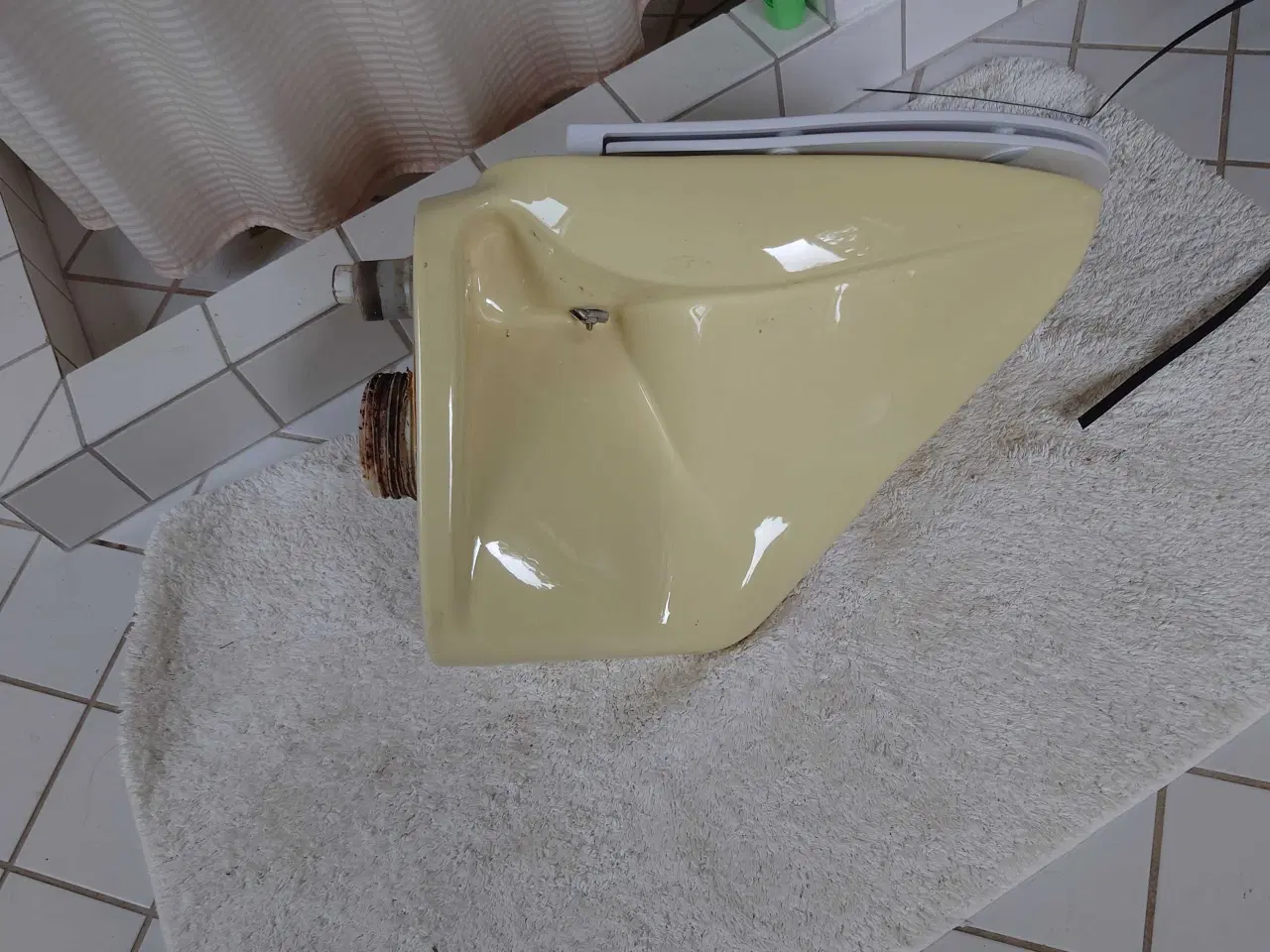 Billede 3 - Væghængt gult toilet