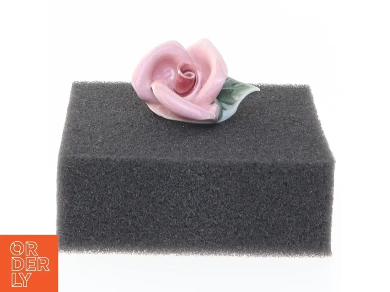 Billede 1 - Porcelænsbroche i form af rose (str. 3,5 x 3 cm)