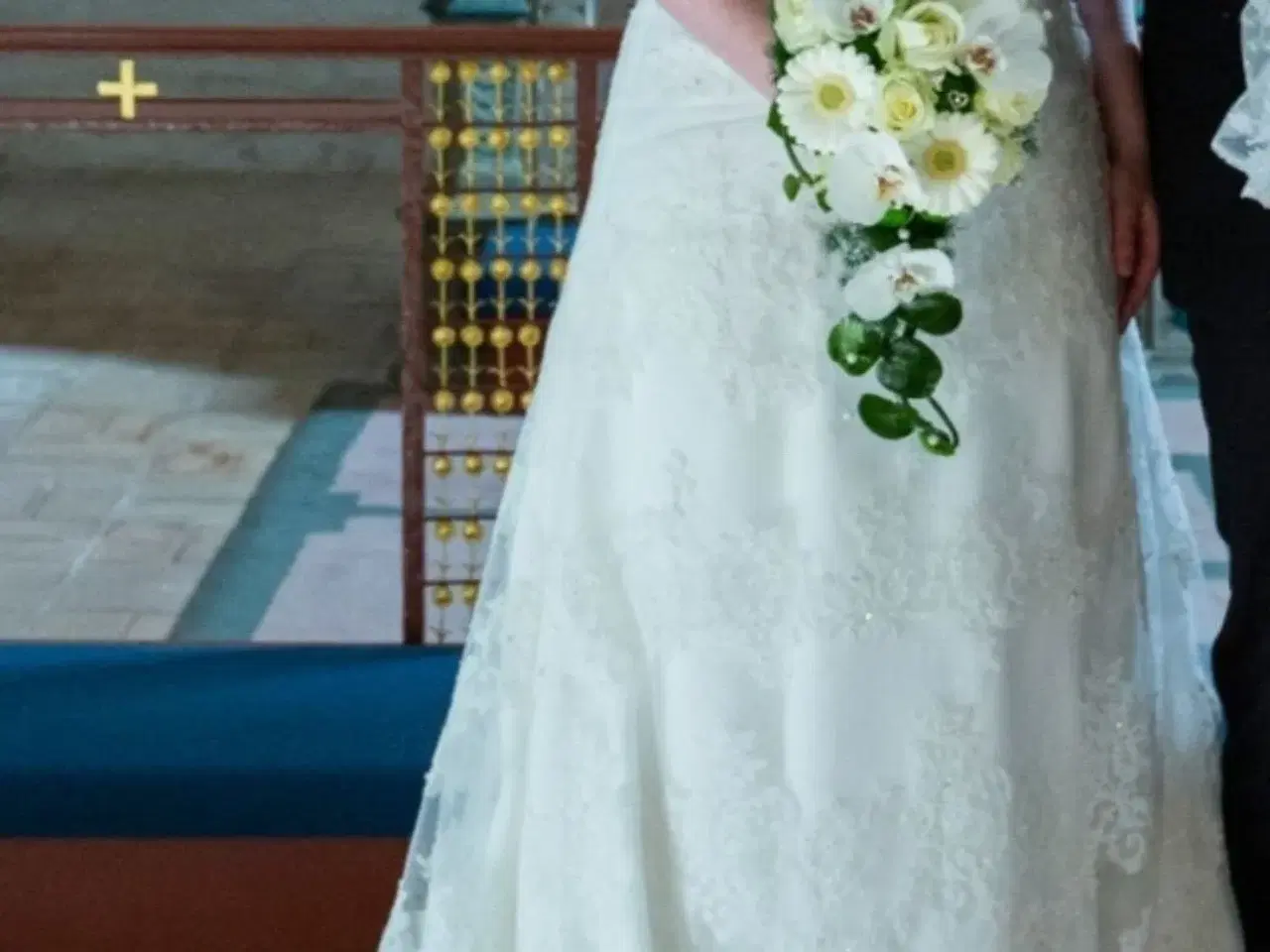 Billede 1 - Brudekjole med blonder og slæb.