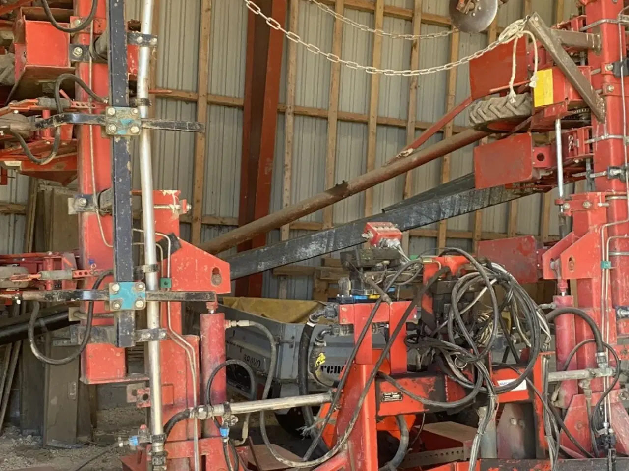 Billede 1 - Becker 12 rækket såmaskine med udstyr til flydende gødning. Fronttank medfølger til prisen.
