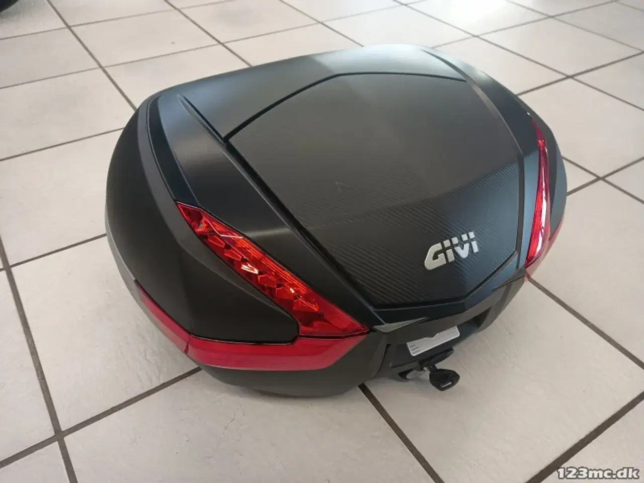 Billede 1 - GIVI Topboks Monokey 47L - Carbon Cover Rød Reflex
