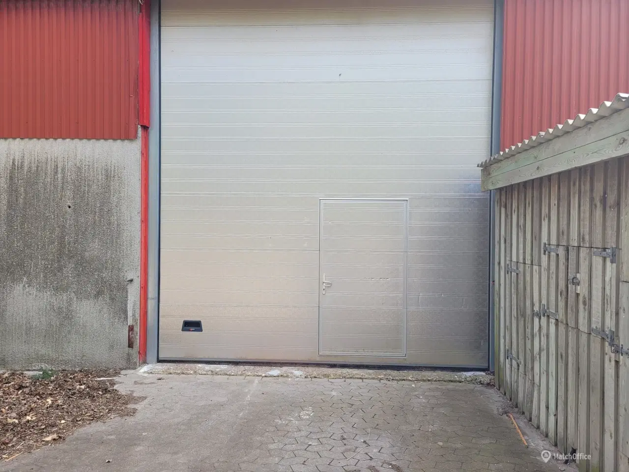 Billede 1 - 220 m2 Lager med stor elektrisk port. Ledig pr. 1 april 2026