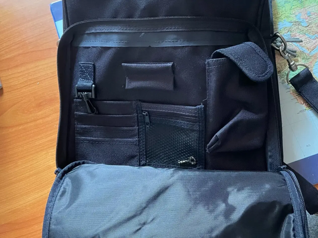 Billede 2 - Skuldertaske med mange rum.