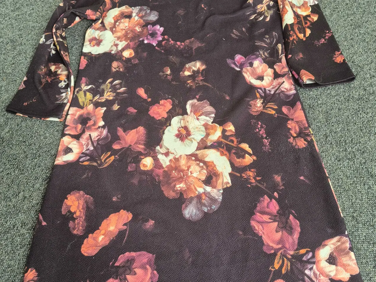 Billede 2 - Ny yndig kjole med blomster
