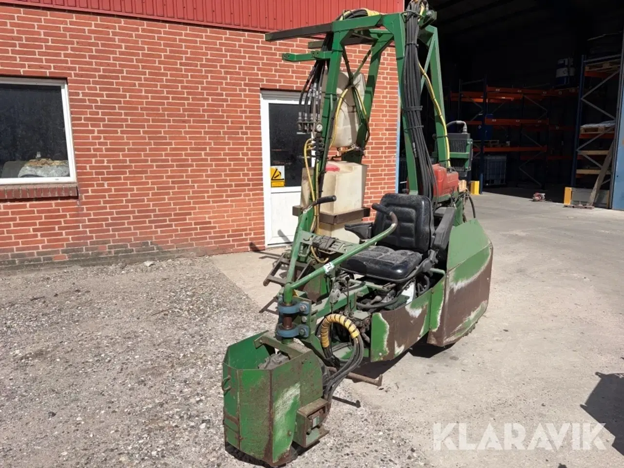 Billede 1 - Portaltraktor Jutek med redskaber