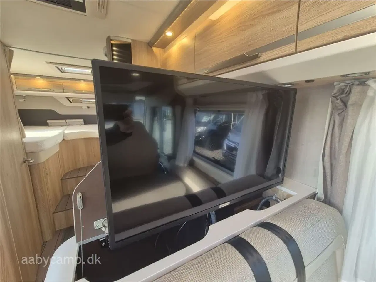 Billede 10 - 2018 - Knaus Sky I 700 LEG   Automatgear. markise. 2x batterier. 2x solceller. Dometic A/C. Elektrisk indgangstrin. Dellæder.
