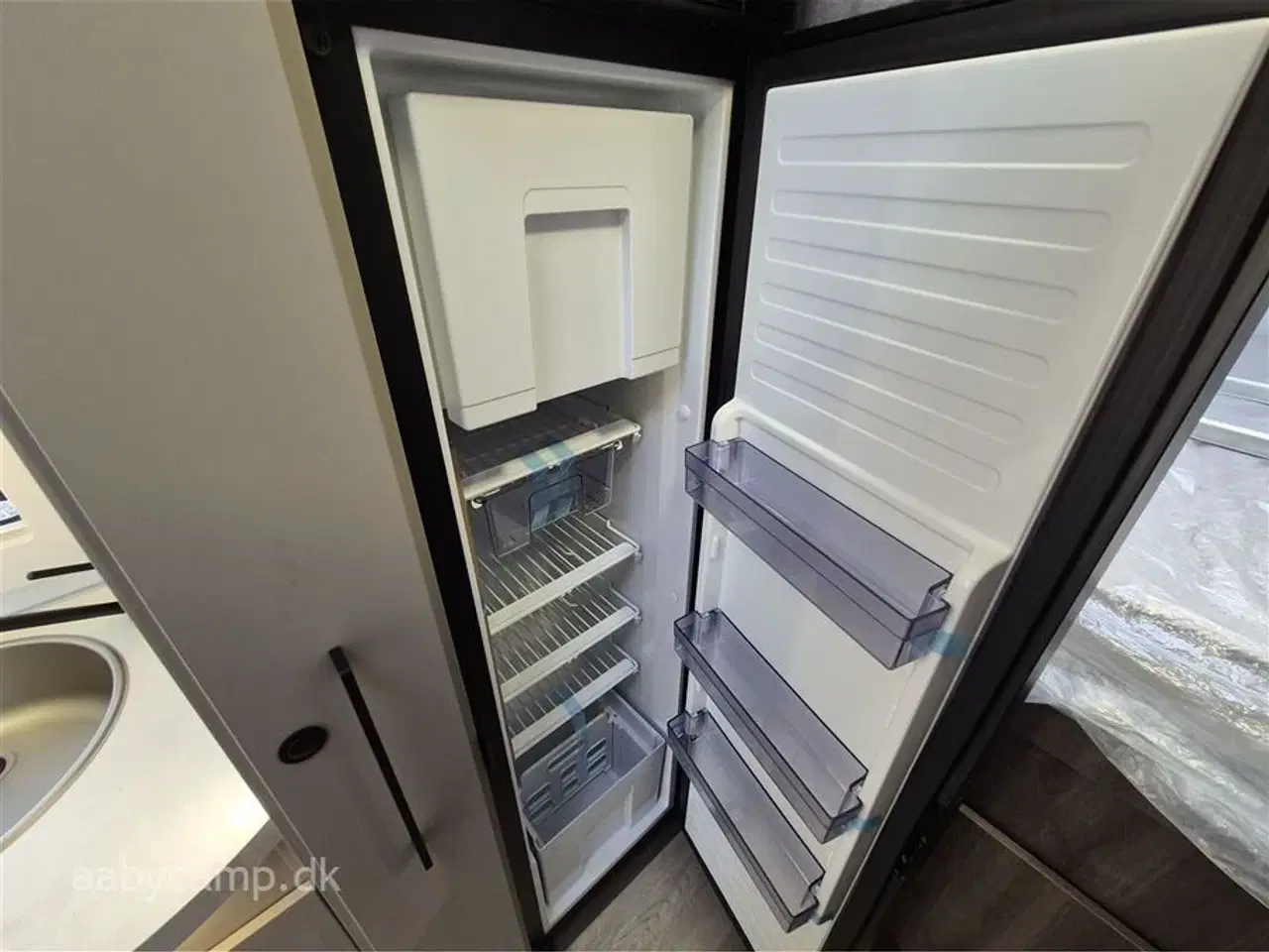 Billede 15 - 2026 - Benimar Tessoro 444   Nk Pakke. 8 trins Automatgear. 200W solceller. Webasto Dieselfyr. Kompressor køleskab.