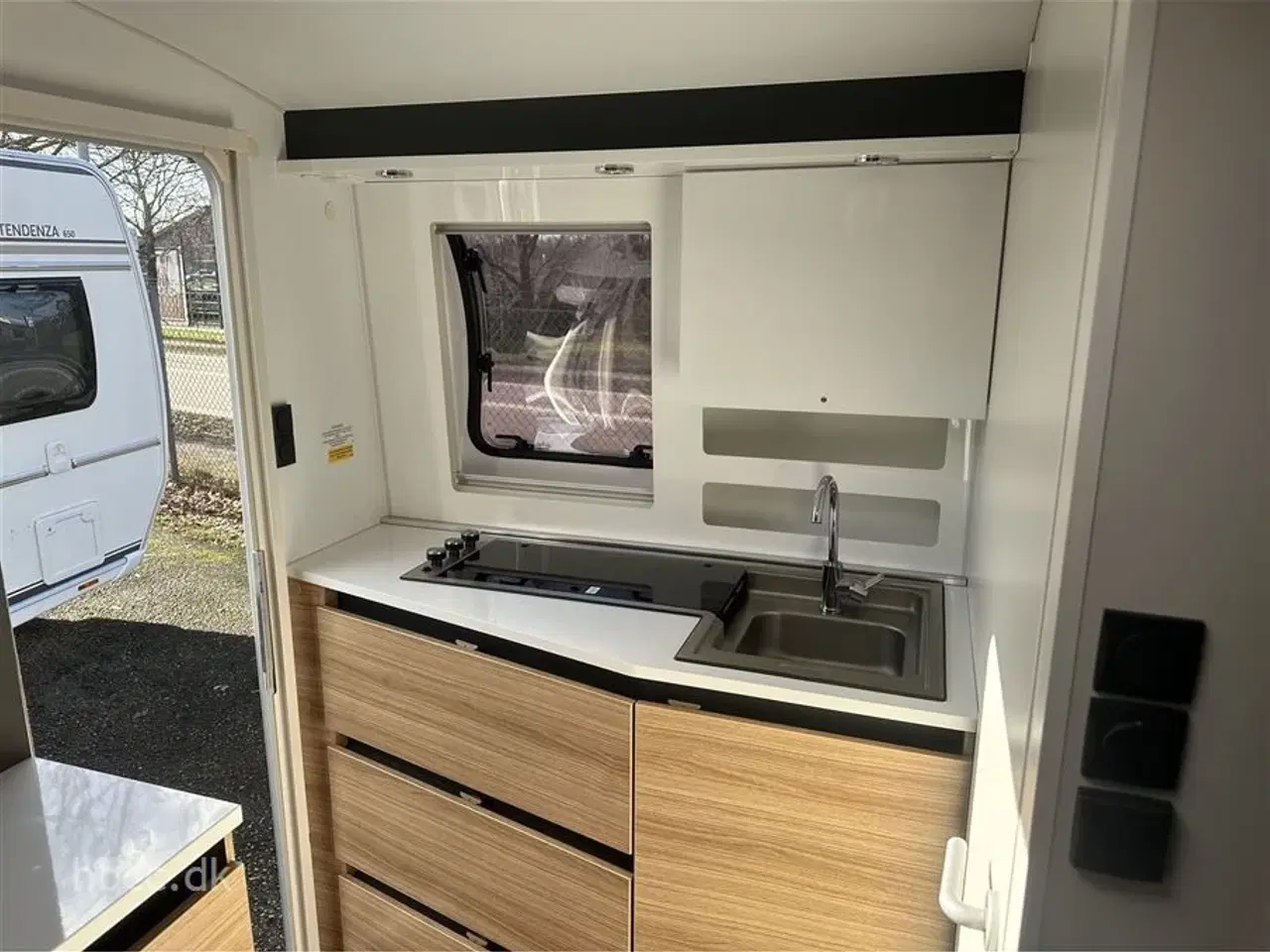 Billede 3 - 2023 - Adria Action 391 LH   Adria Action 391 LH – Kompakt designvogn med batteripakke &amp; Kampa lufttelt