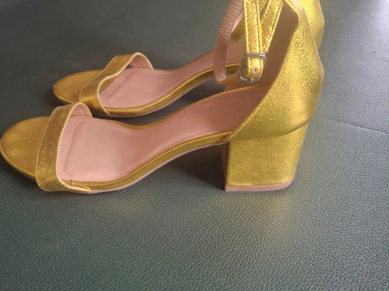 Billede 2 - Fin guldsandal