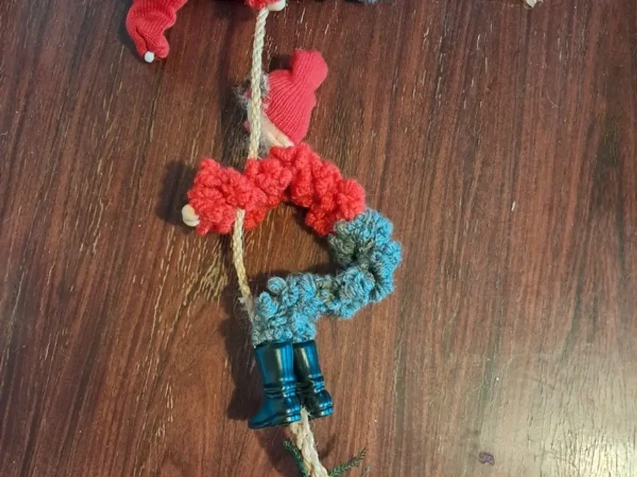 Billede 2 - juleophæng med to hængende nisser i strik
