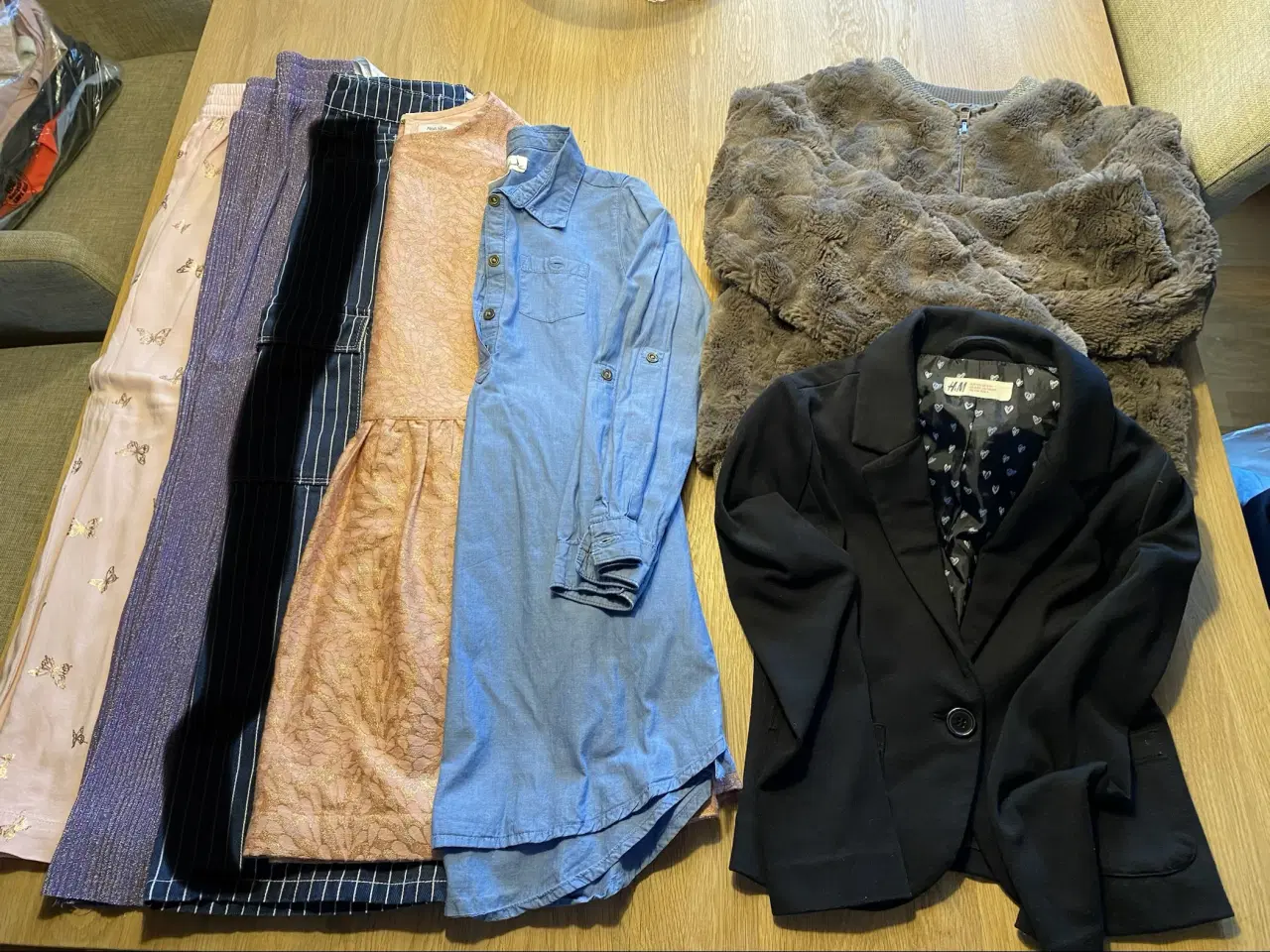 Billede 2 - Pigetøj str. 134