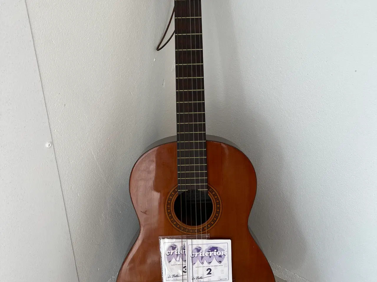 Billede 1 - Guitar - nærmest aldrig brugt.