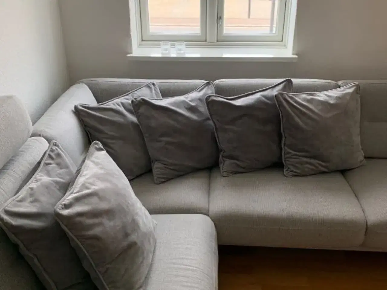 Billede 4 - Hjørne sofa med chaiselong 2 Nakkestøtte