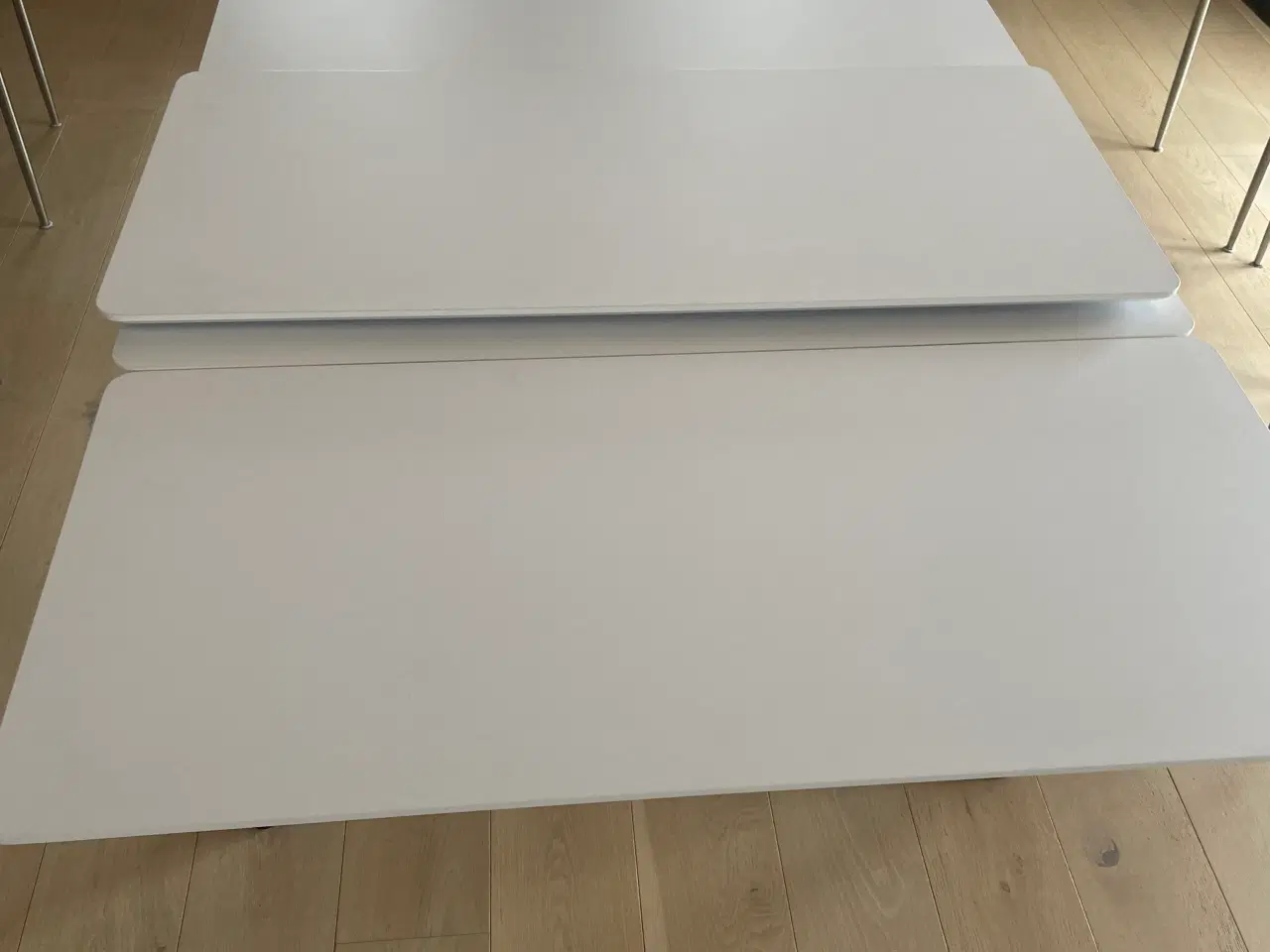 Billede 4 - Spisebord i hvid højtrykslaminat 