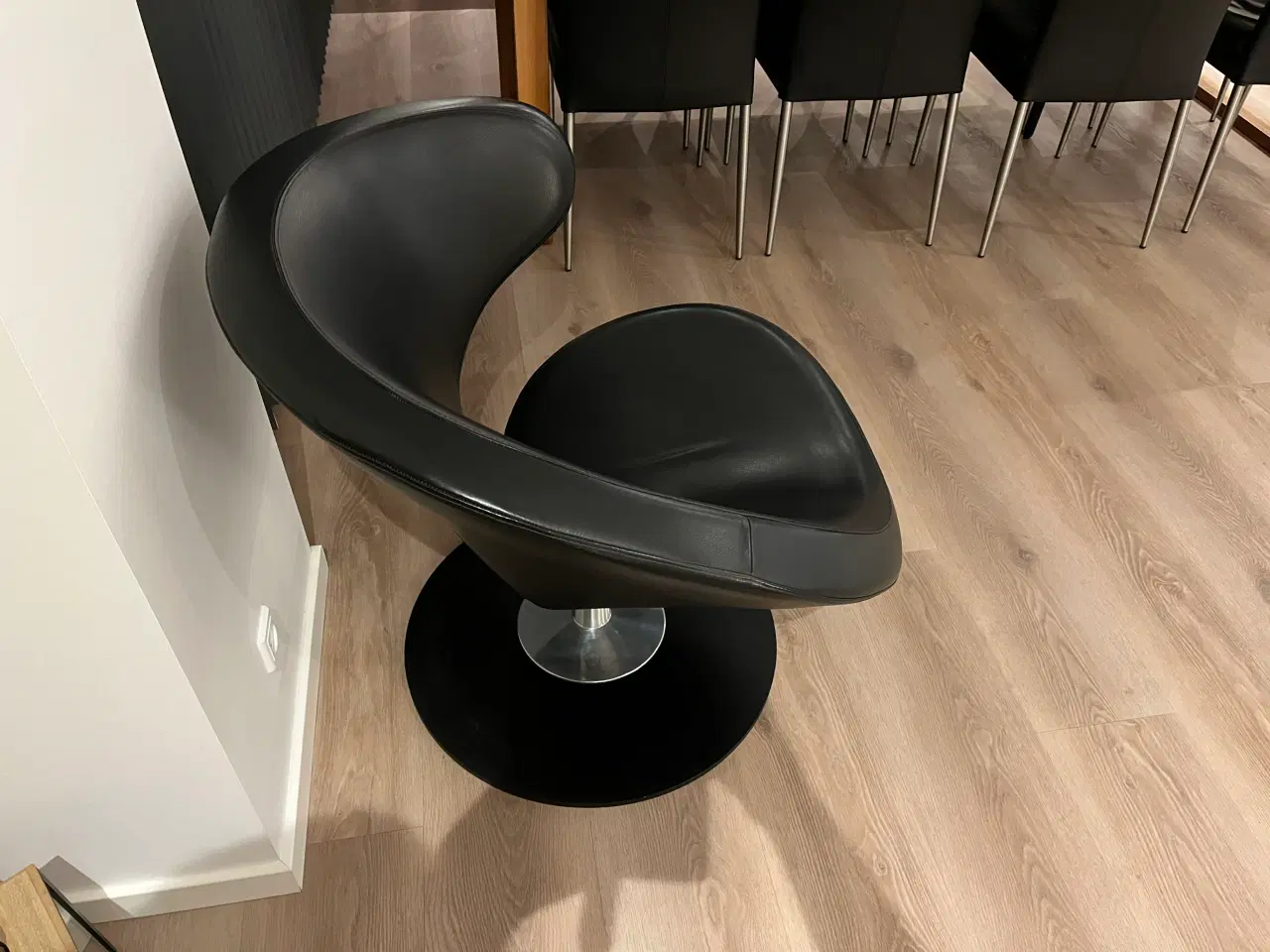 Billede 4 - Varier Peel Club loungestol med sort anilin læder.