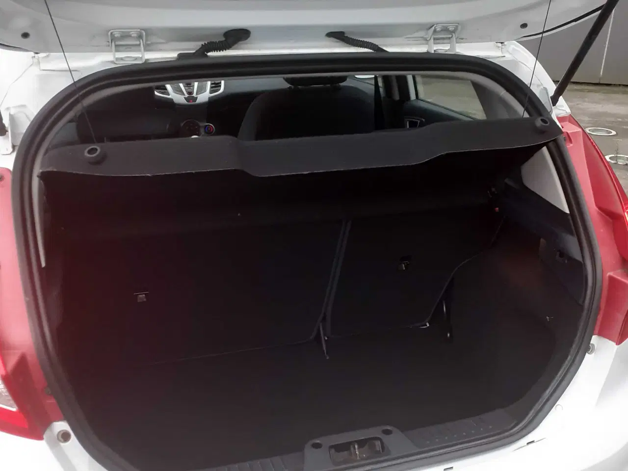 Billede 4 - Flot Ford Fiesta Årg.2012' Benzin..