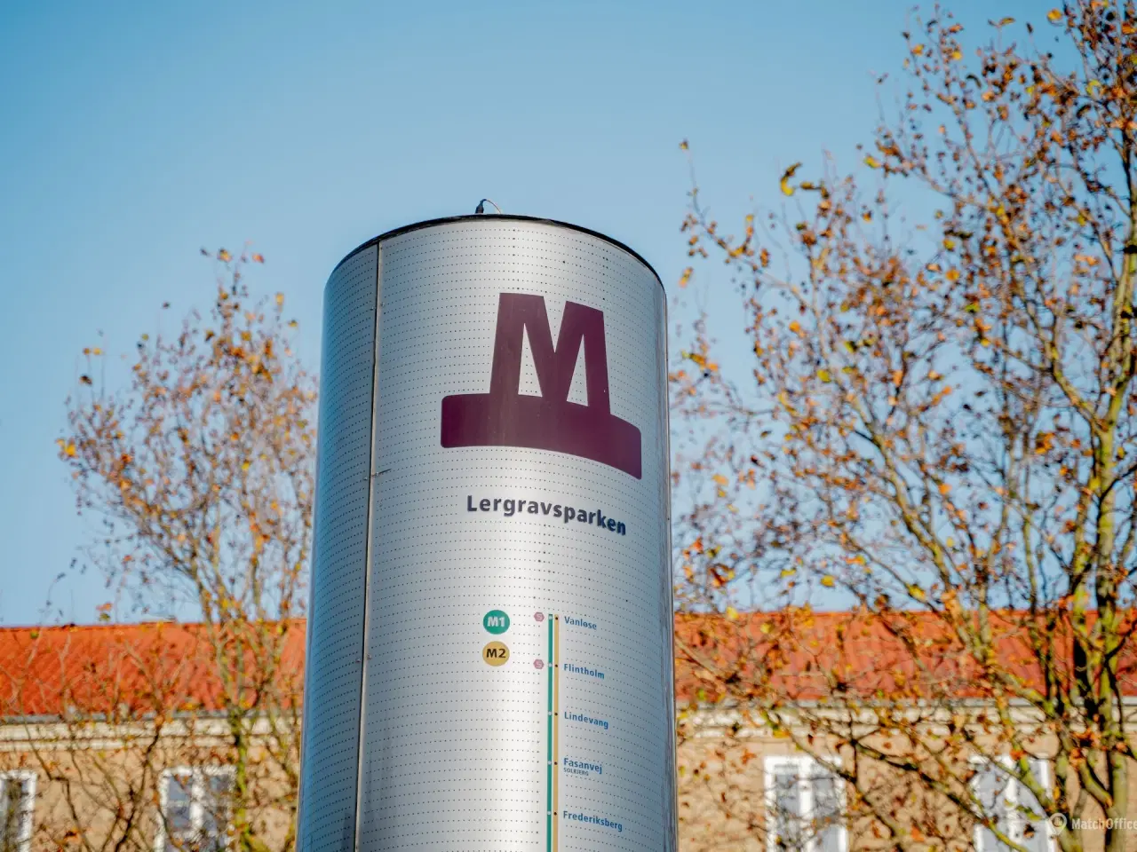 Billede 9 - Gennembelyst og højloftet kontor