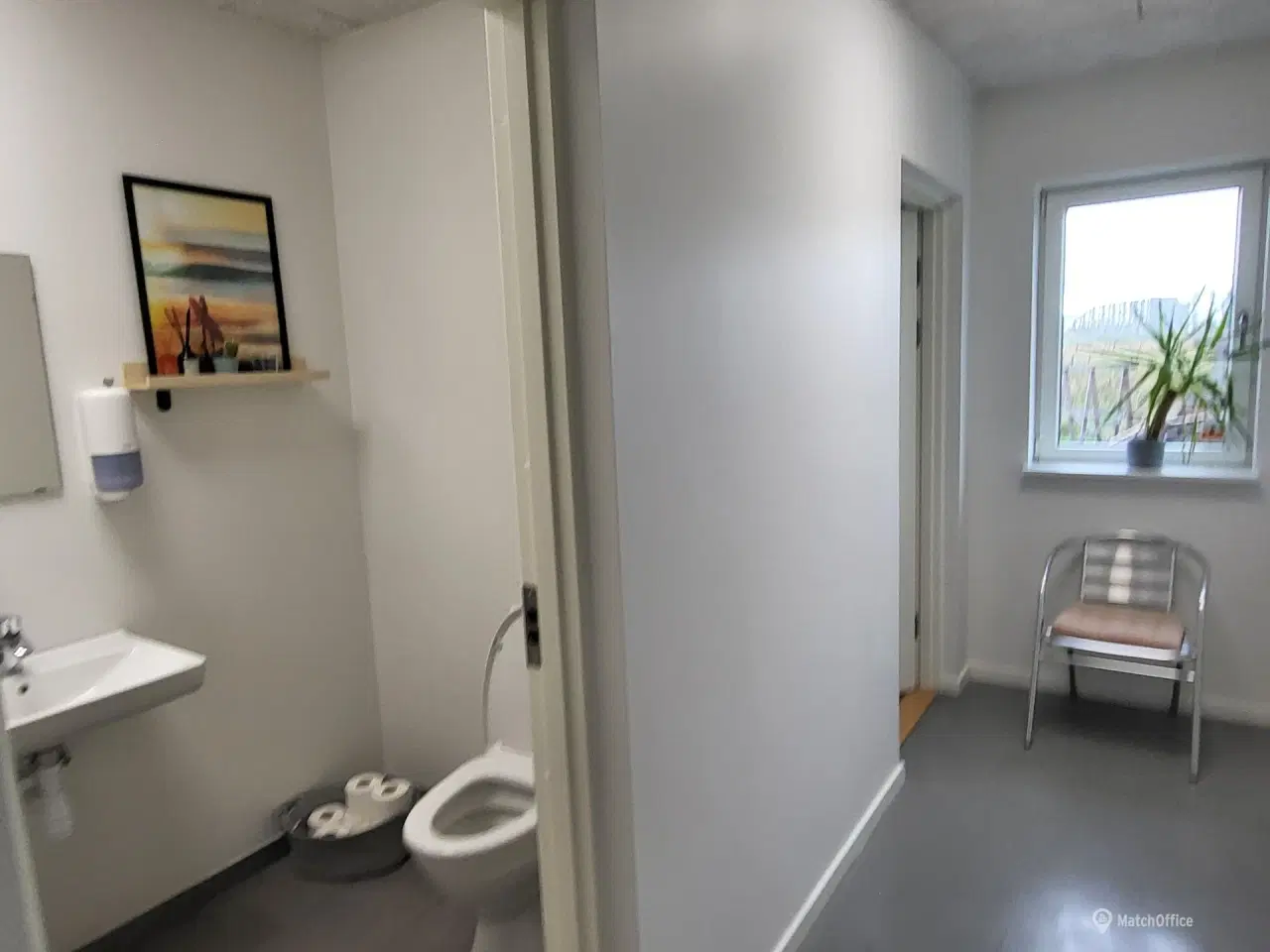 Billede 3 - 700 m² højloftet lager med kontor og showroom  indflytningsklart og velbeliggende