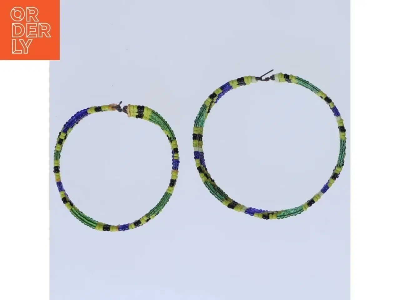 Billede 2 - Perlearmbånd med farvede mønstre (str. Ø 6 cm og ø 7 cm)
