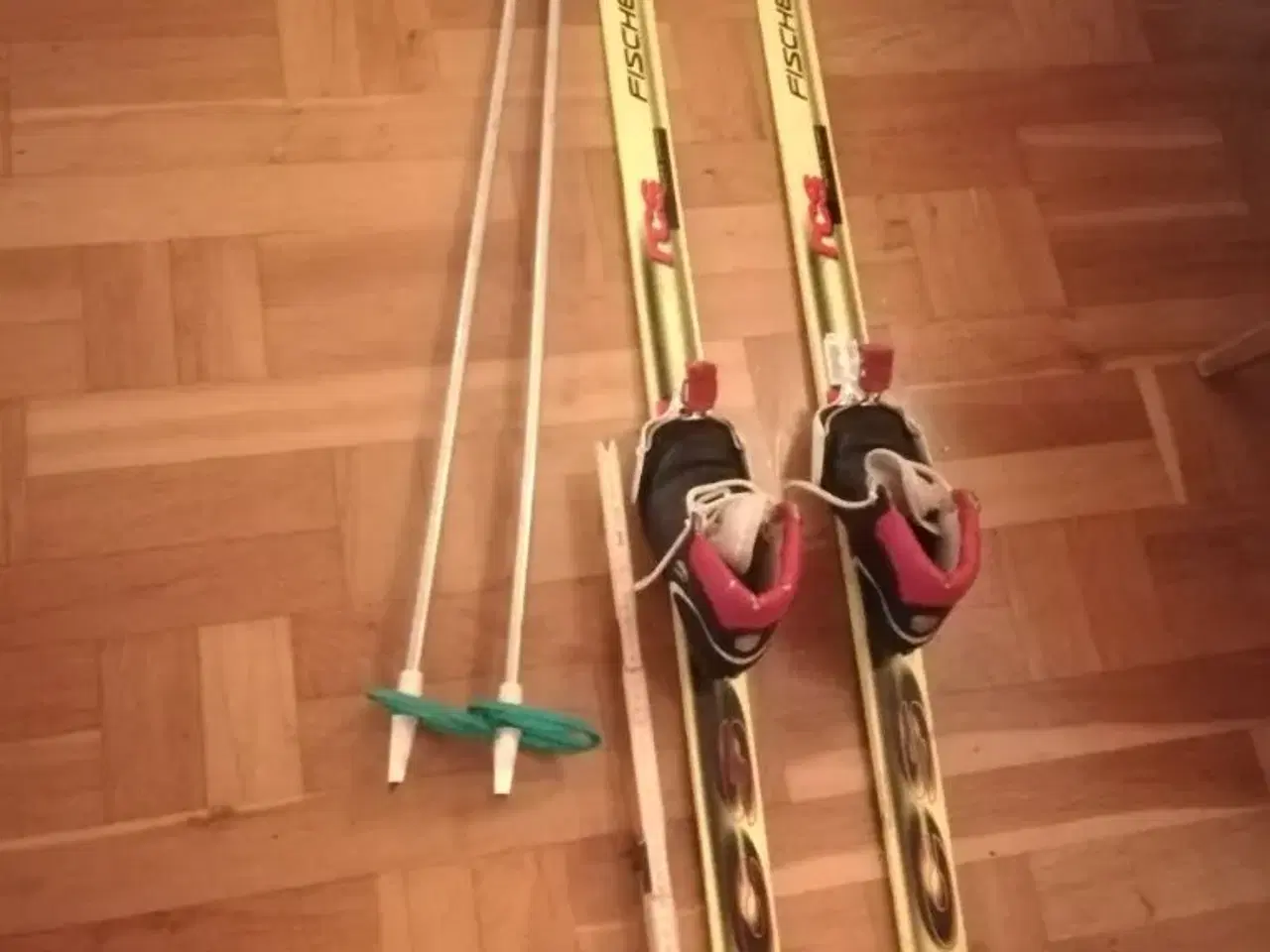 Billede 1 - Ski, staver og sko til børn