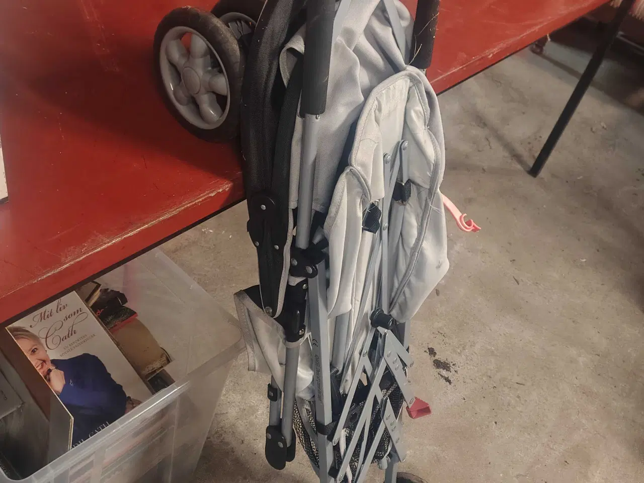 Billede 3 - Klapvogn i fin stand, der foldes nemt