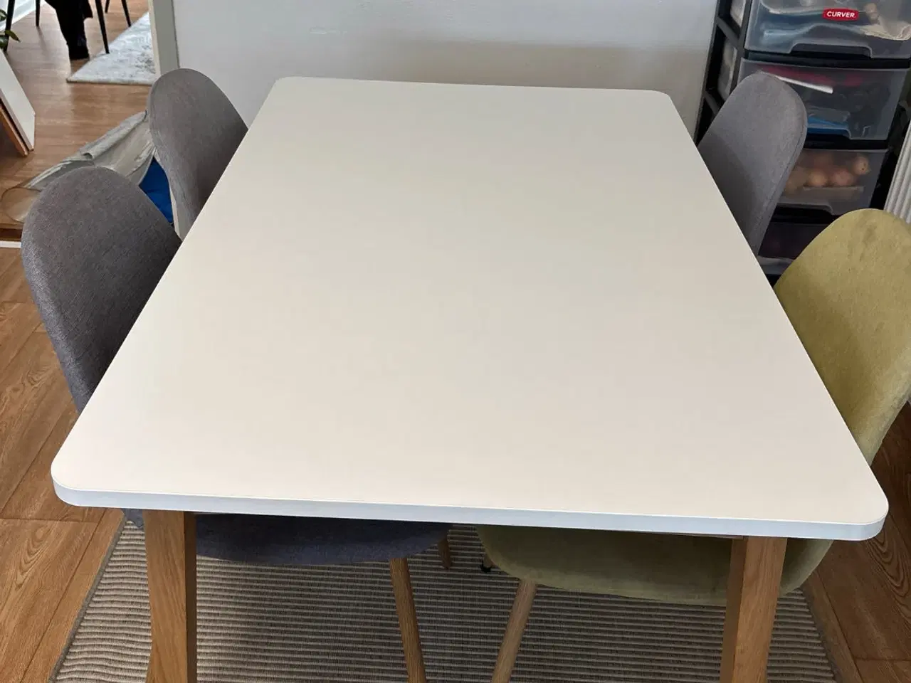 Billede 6 - Spisebord +stole,bænk og tæppe