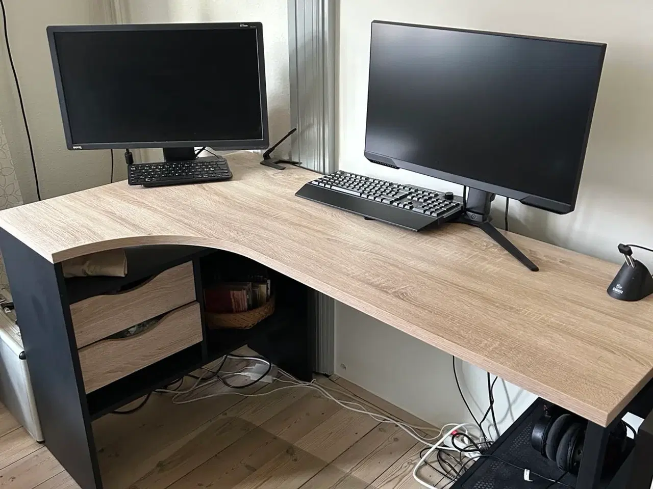Billede 1 - Hjørneskrivebord med opbevaring – flot og praktisk