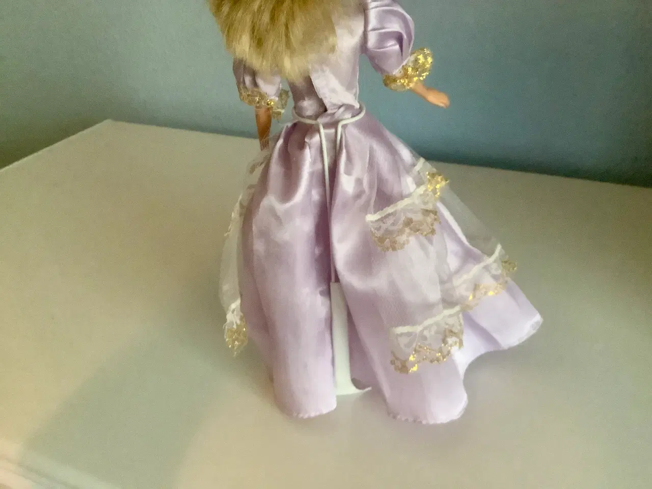 Billede 10 - Lange kjoler til Barbie. Samlet pris 25 kr.