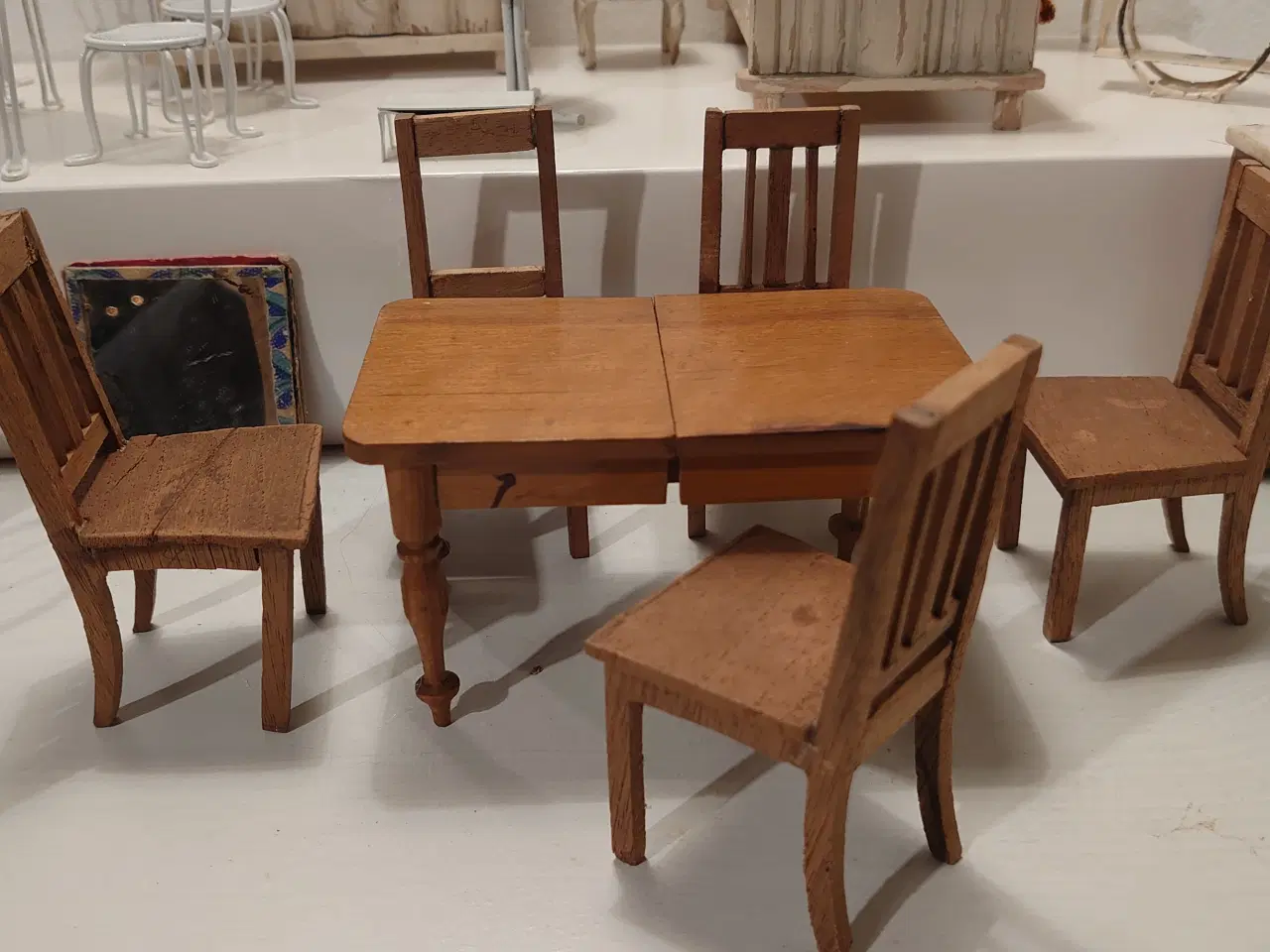 Billede 5 - 29 dele dukkehusmøbler i træ og blik. Ca.1930-40.